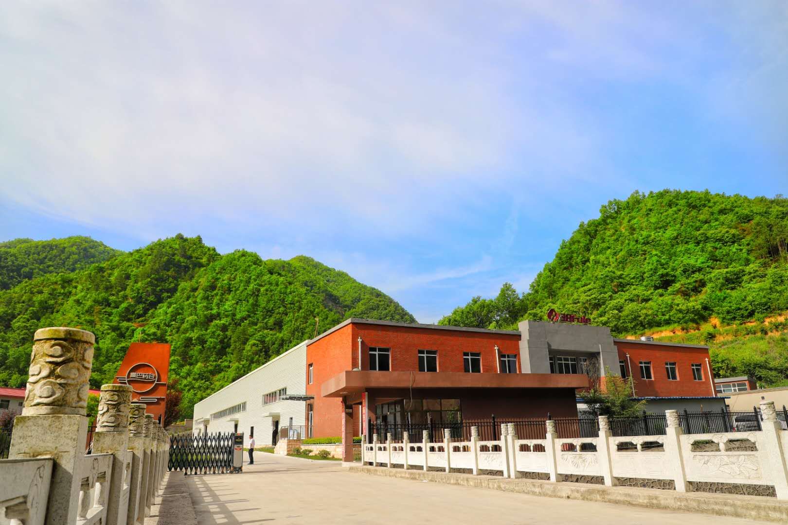 商洛市委領(lǐng)導(dǎo)到三八婦樂柞水基地調(diào)研