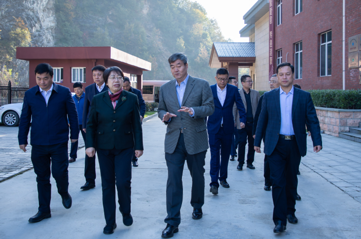 商洛市委書記陳俊到三八婦樂特醫(yī)食品生產(chǎn)基地調(diào)研